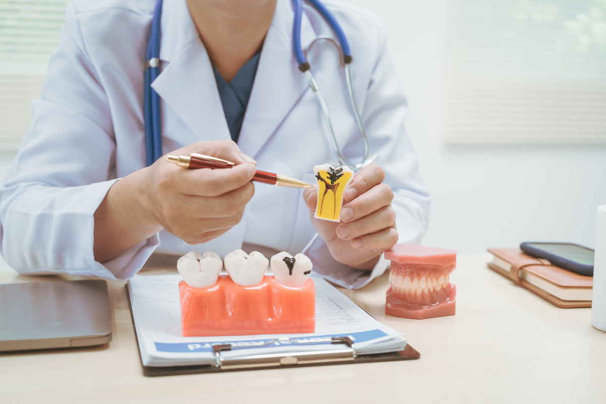 Male doctor treating dental diseases at a hospital, discussing tooth decay, crooked teeth broken teeth,cracked teeth, gum inflammation, and wisdom tooth pain, providing treatment plans, patient care
